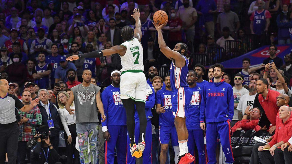  James Harden embocó el triple para tomar la ventaja con 18 segundos por jugar en el tiempo extra y terminó con 42 puntos para ayudar a los 76ers de Filadelfia a resistir una reacción de los Celtics de Boston en una victoria por 116-115 el domingo, que igualó la serie de playoffs 2-2.