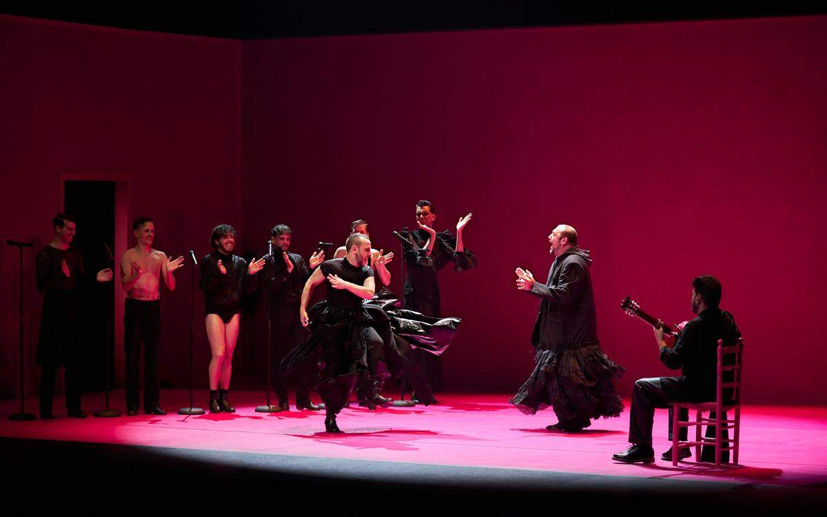  Los siete bailaores de la compañía de Manuel Liñán abrirán el Festival Flamenco XVI con “Muerta de Amor”, que fue galardonado como mejor espectáculo del Bienal de Sevilla 2024.