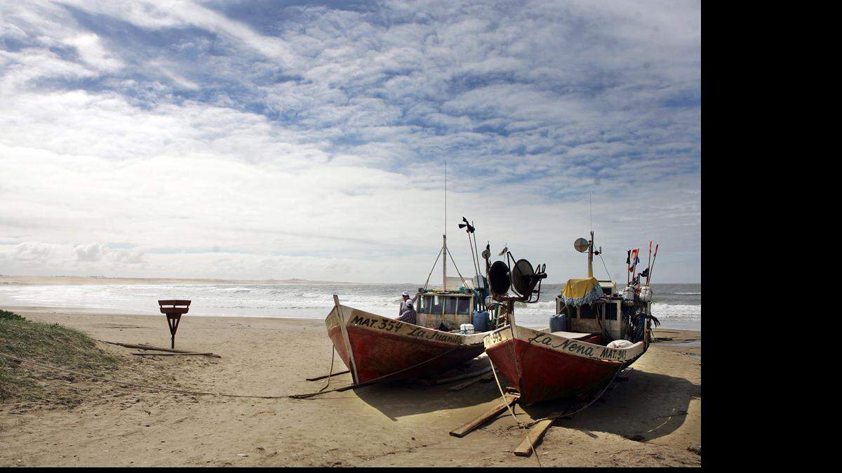  En el perfil costero de Uruguay, una punta rocosa bañada por el océano Atlántico atrae cada año a viajeros de todo el mundo dispuestos a descubrir un paraíso natural sumergido entre las dunas, en las antípodas de la gran ciudad, Cabo Polonio. 