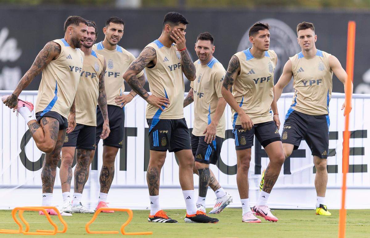 Los jugadores de la selección de Argentina Nicolás Otamendi, Rodrigo De Paul, Leandro Paredes, Gonzalo Montiel, Lionel Messi, Nahuel Molina y Giovani Lo Celso (de izq a der.) realizan ejercicios durante una práctica en las instalaciones del Inter Miami, el 5 de junio de 2024 en Fort Lauderdale.
