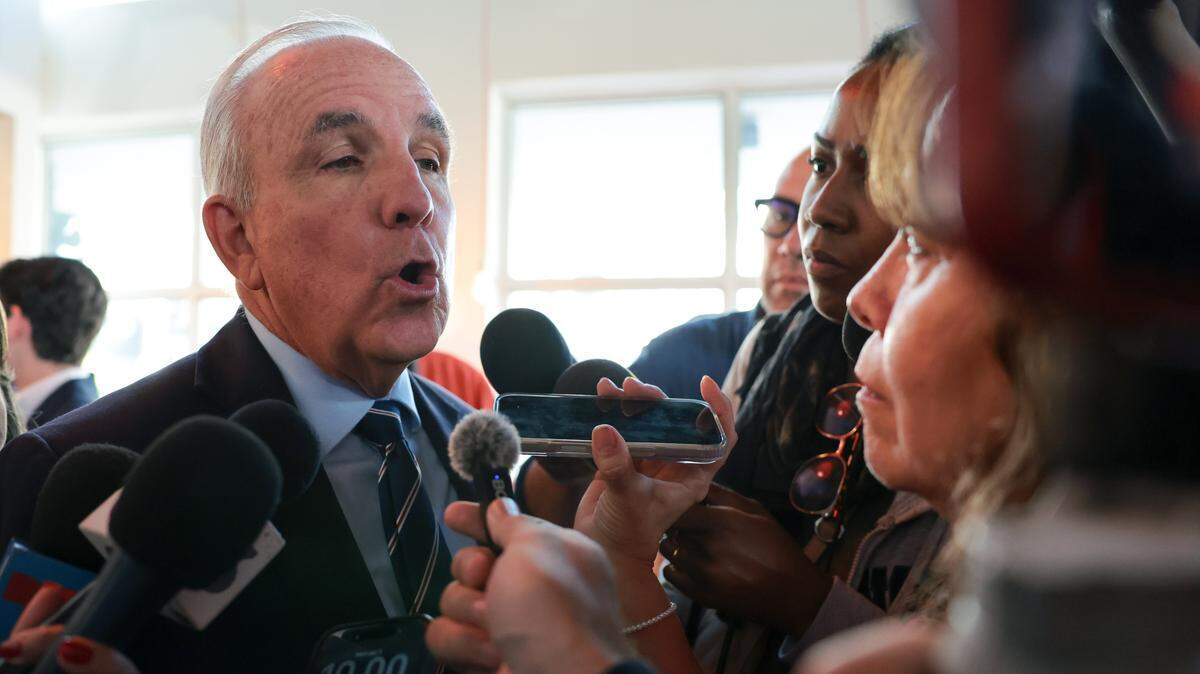 El representante Carlos Giménez habla con los periodistas sobre las acciones de Estados Unidos en Venezuela durante una conferencia de prensa en el restaurante Las Vegas Cuban Cuisine de doral el pasado lunes.