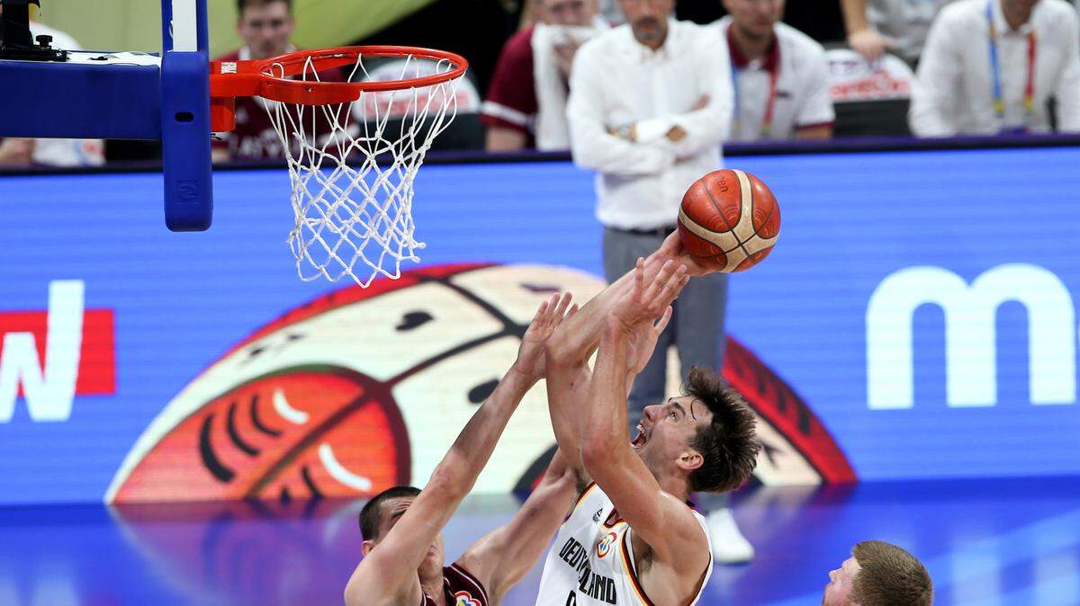 Franz Wagner (centro) anotó 16 puntos y encabezó la ofensiva de Alemania que derrotó 81-79 a Letonia y avanzó a la semifinal del Mundial de basquetbol, el 6 de septiembre de 2023 en Manila, Filipinas.