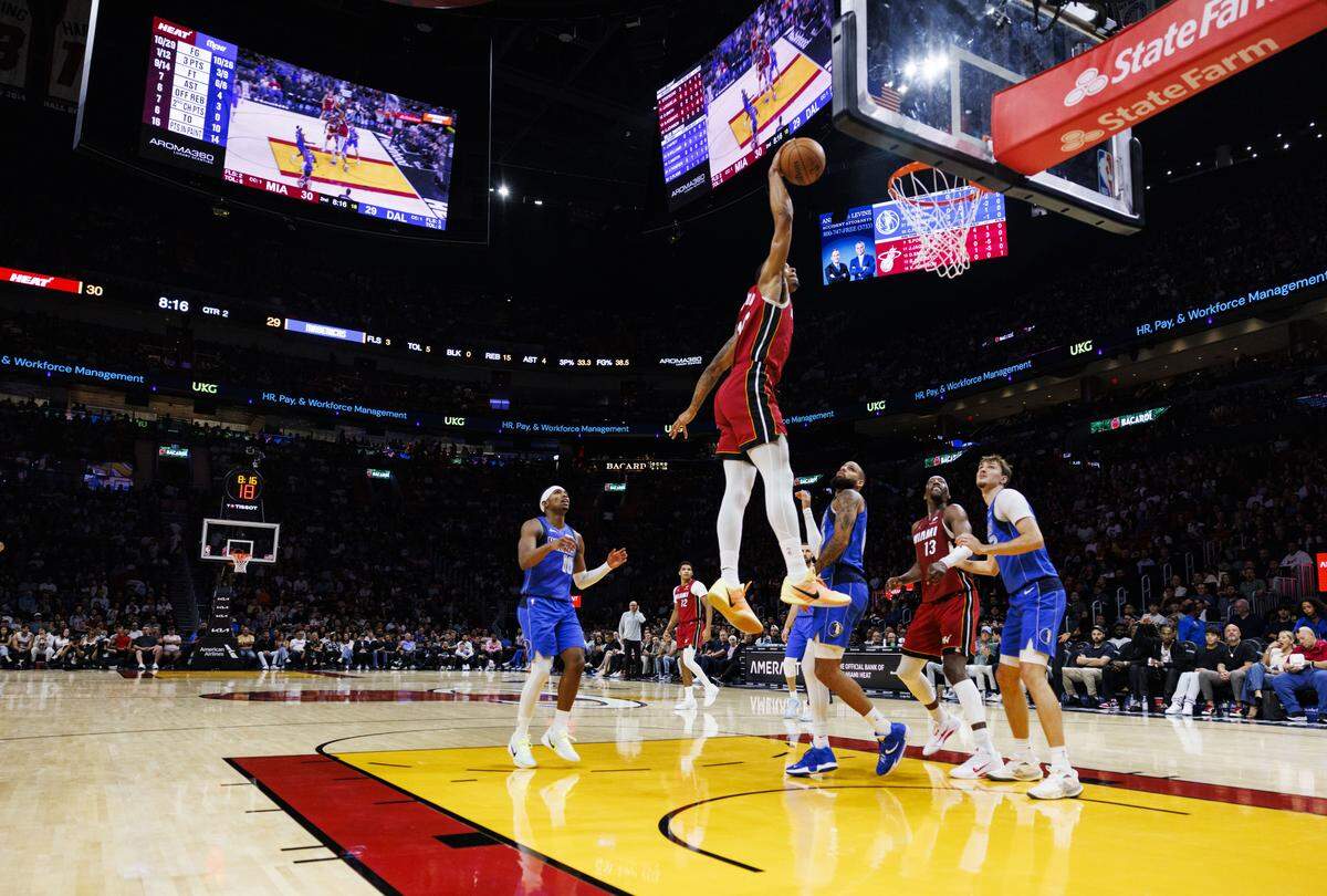 El jugador del Heat Keshad Johnson clava la pelota en el partido ante los Mavericks de Dallas, celebrado el 24 de noviembre de 2025 en el Kaseya Center en Miami. 
