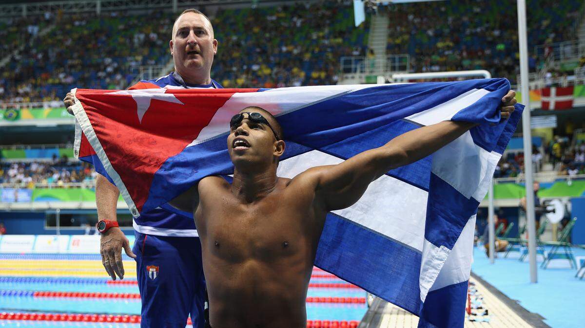 El cubano Lorenzo Pérez Escalona celebra tras haber ganado la medalla de oro en los 100 metros estilo libre masculino en los Juegos Paralímpicos el 17 de septiembre de 2016 en Río de Janeiro, Brasil.