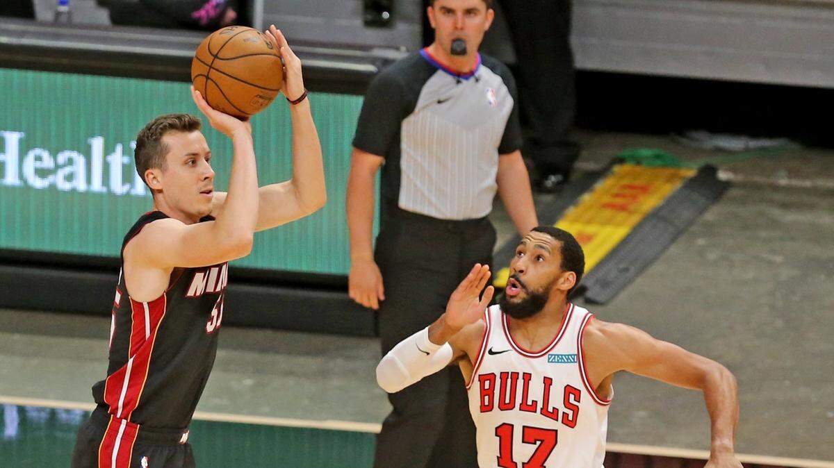 El jugador del Heat Duncan Robinson tira al aro en el partido ante los Bulls de Chicago, celebrado el 26 de abril de 2021 en Miami.