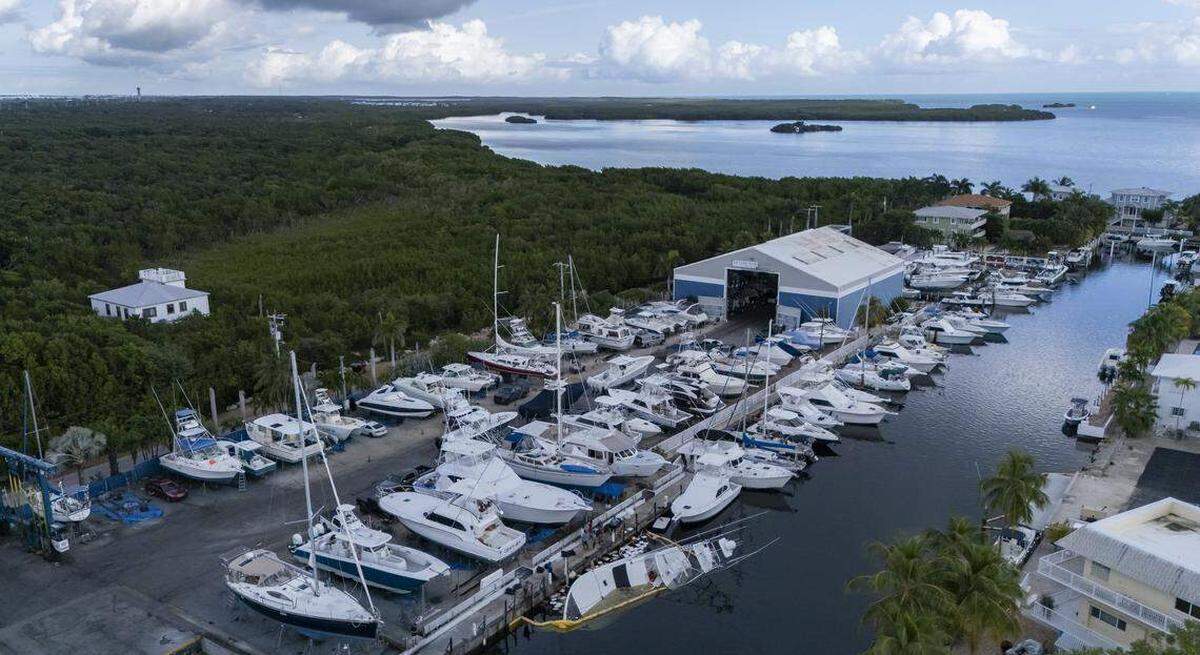 Vista aérea de un yate de 55 pies con fugas de diésel y parcialmente sumergido en Key Largo Harbor Marina el miércoles 10 de diciembre de 2025. en Key Largo, Florida.