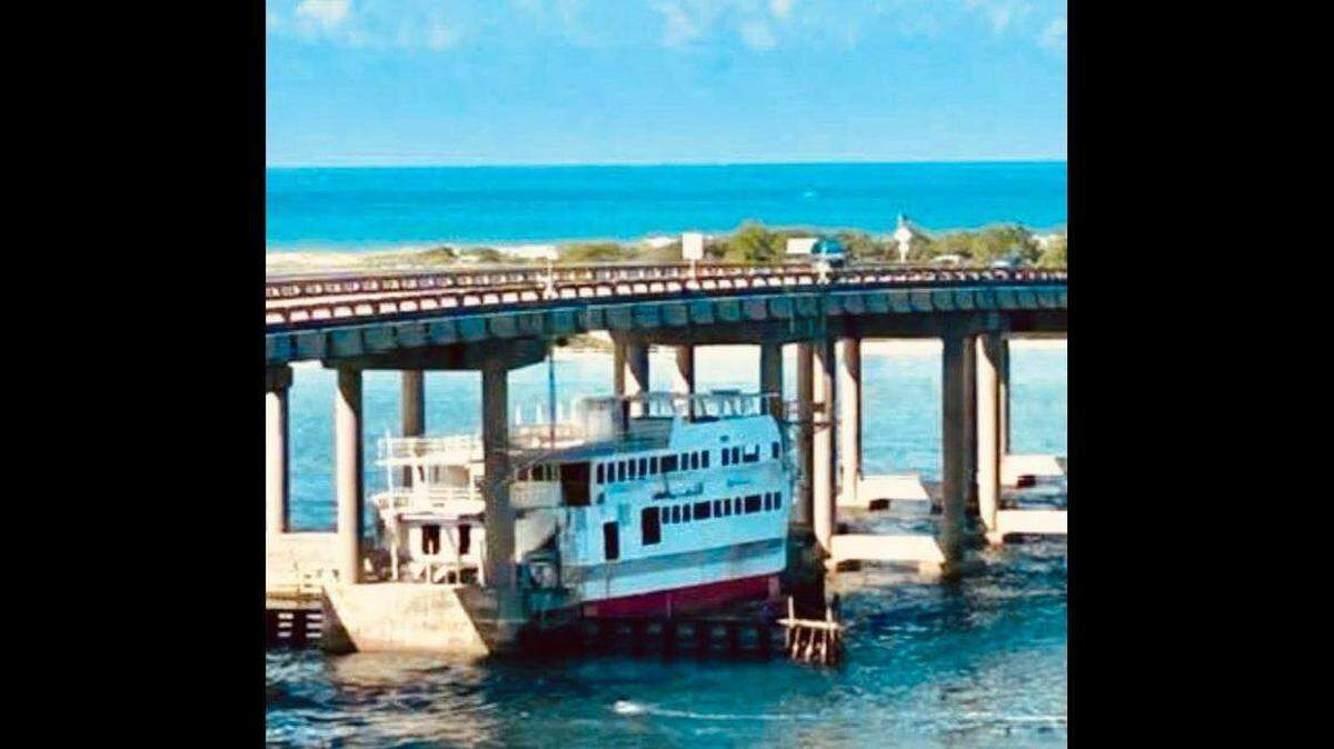 Un barco de 75 pies, que iba a ser hundido para construir un arrecife artificial, quedó atrapado bajo un puente en el Panhandle de la Florida, lo que provocó una interrupción temporal del tráfico, según informó la Ciudad de Destin.
