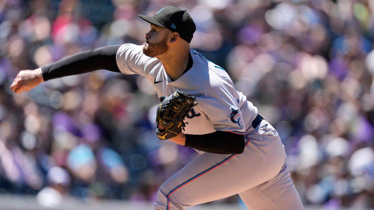El abridor de los Marlins Pablo López lanza en el primer inning del partido ante los Rockies, celebrado el 30 de mayo de 2022 en Denver, Colorado.