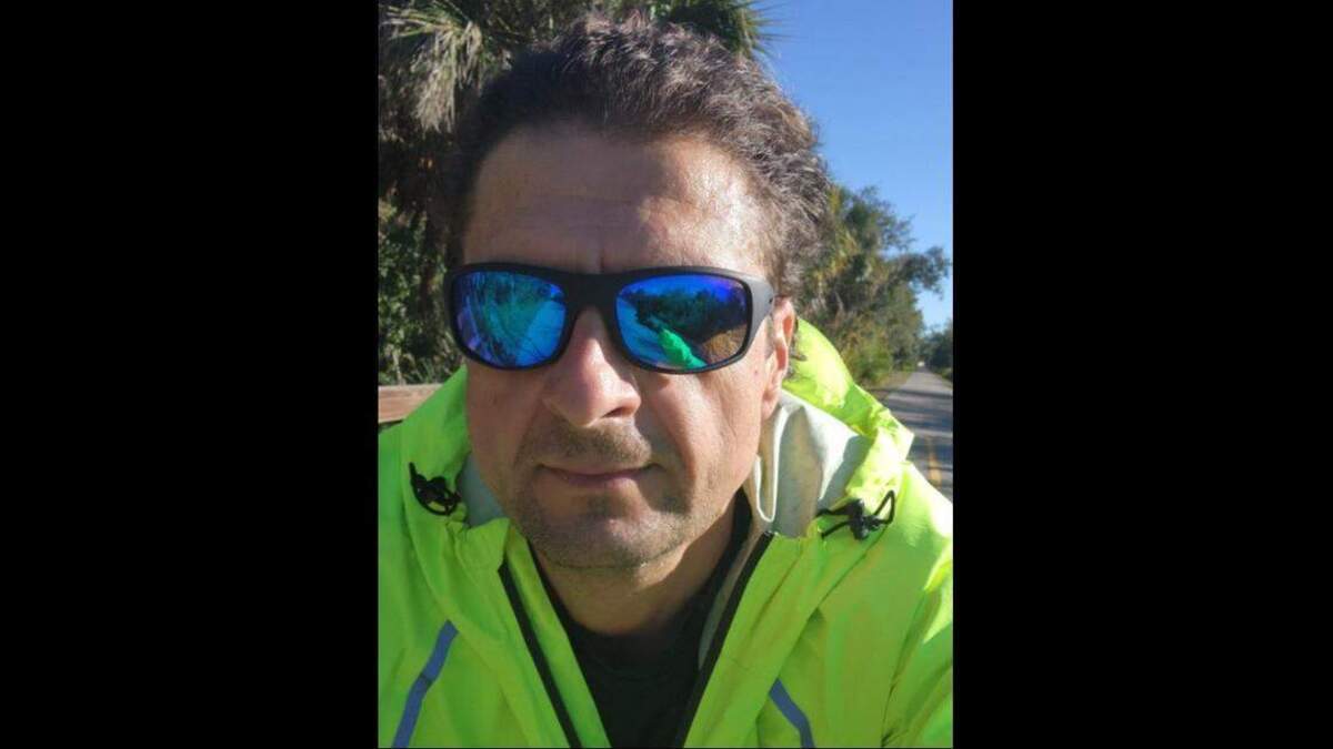 Russell Kot aparece en una publicación de enero en su página de Facebook.