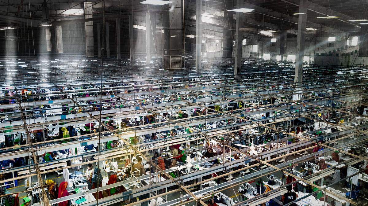 Las fábricas de ropa ecológica con certificación LEED más alta del mundo. A fines de diciembre de 2024, la industria textil de Bangladesh había ganado $50 mil millones en exportaciones, un aumento del 8.3% respecto al año pasado, según la Oficina de Promoción de Exportaciones (EPB).