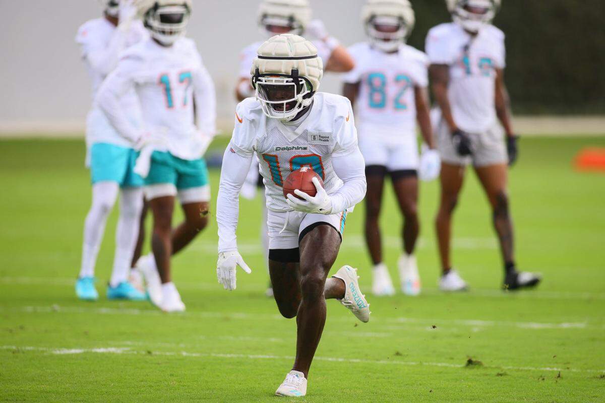 El wide receiver de los Dolphins Tyreek Hill corre con el ovoide en una práctica con el equipo, celebrada el 2 de septiembre de 2024 en el Baptist Health Training Complex en Miami Gardens, Florida.