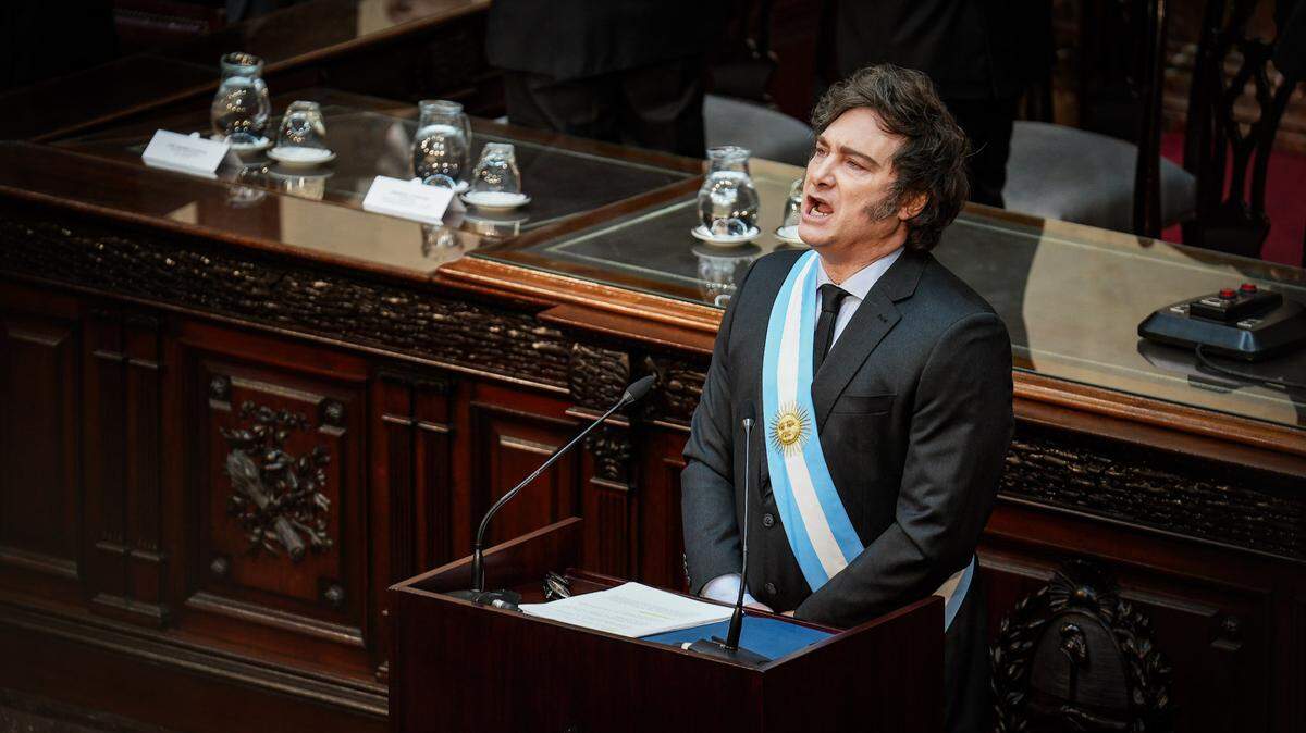 El presidente de Argentina, Javier Milei, presenta el presupuesto nacional 2025 ante el Congreso, el domingo 15 de septiembre de 2024, en Buenos Aires.
