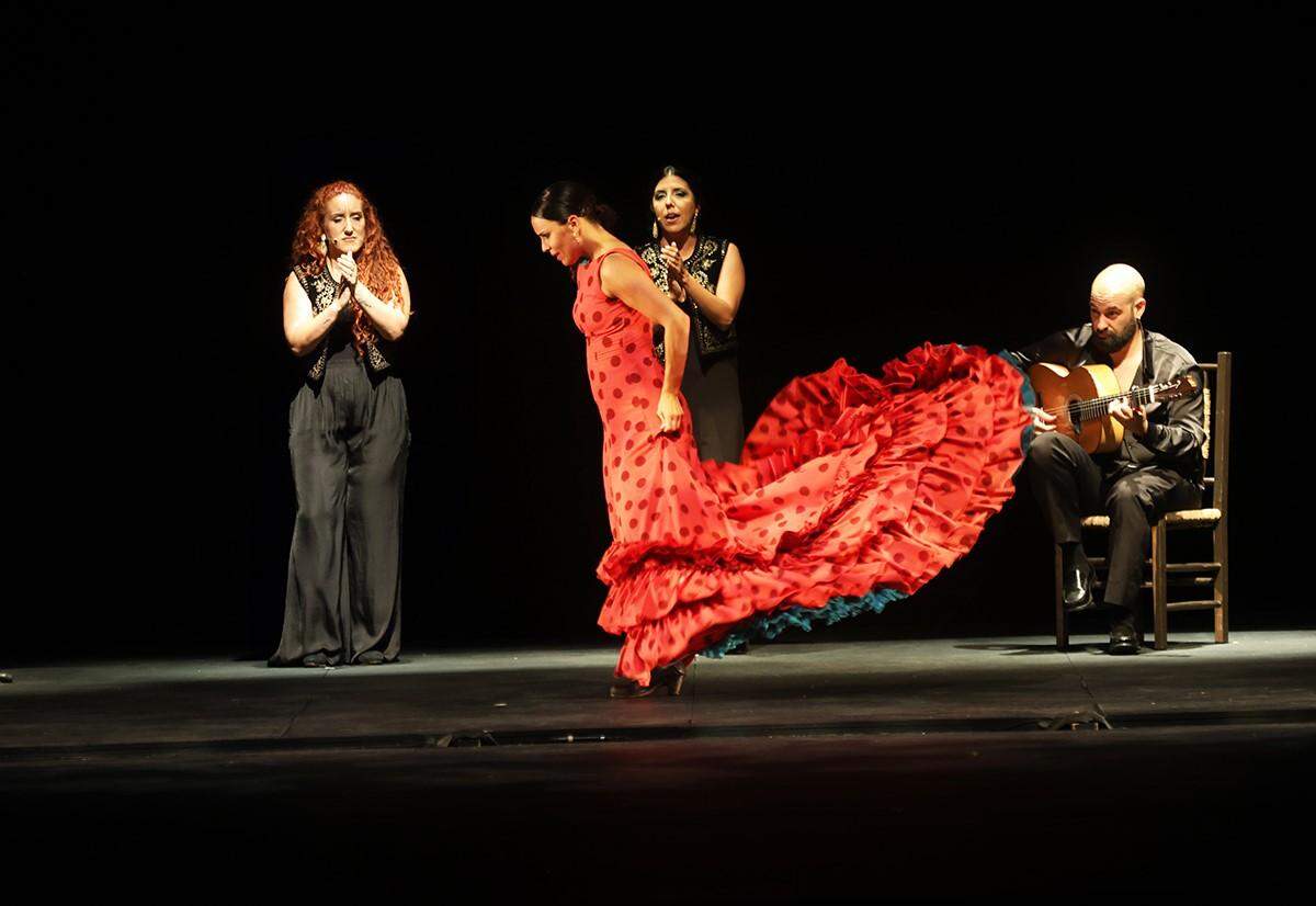 (De izquierda a derecha) Rosa Linero (cantaora), Sonia Franco, Cristina Soler (cantaora) y Alejandro Peralta (guitarrista) en la primera función de ”Ser.Rana” de esta gira, en el Teatro de la Universidad de Puerto Rico.