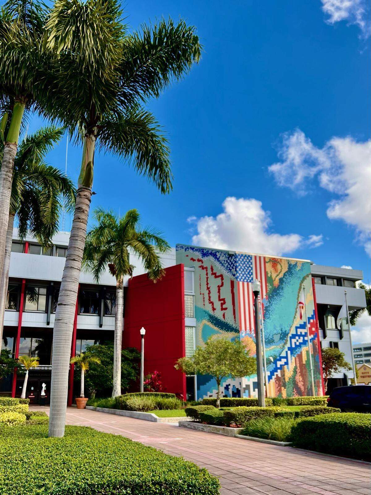 Actual alcaldía de la ciudad de Hialeah ubicada en 501 Palm Avenue construida entre 1968 y 1969