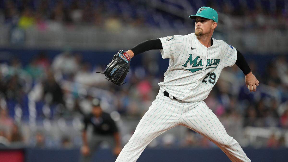 El abridor de los Marlins Braxton Garrett lanza en el primer inning del partido ante los Rockies de Colorado, celebrado el 21 de julio de 2023 en Miami.