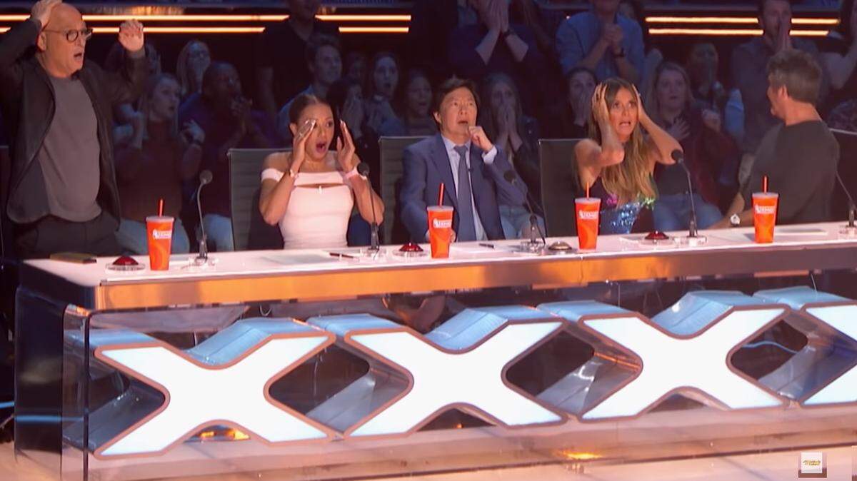 Esta fue la reacción de los jueces de America's Got Talent después de la caída de la trapecista. De izq. a der., Howie Mandel (izq.), Mel B, Ken Jeong, Heidi Klum y Simon Cowell.