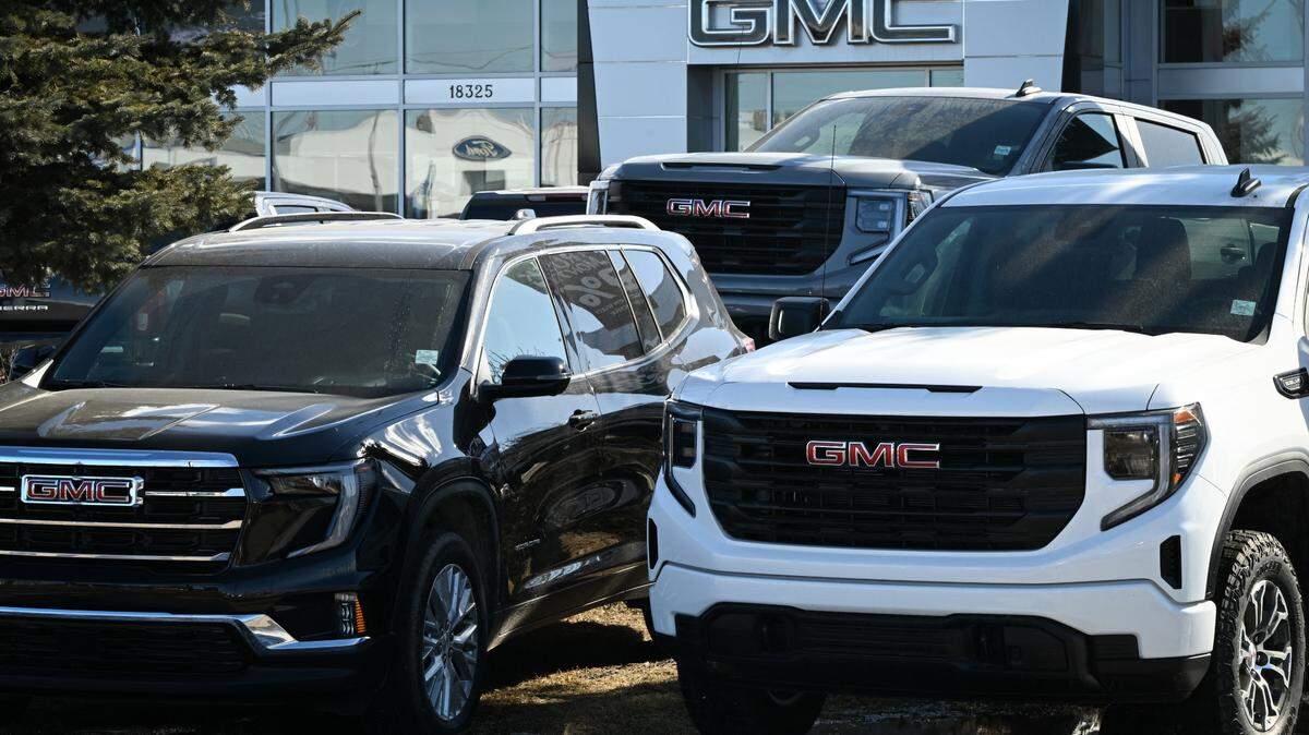 Autos de marca GMC de Estados Unidos están disponibles para la venta en un concesionario en Edmonton, Canadá, el miércoles, 2 de abril de 2025.