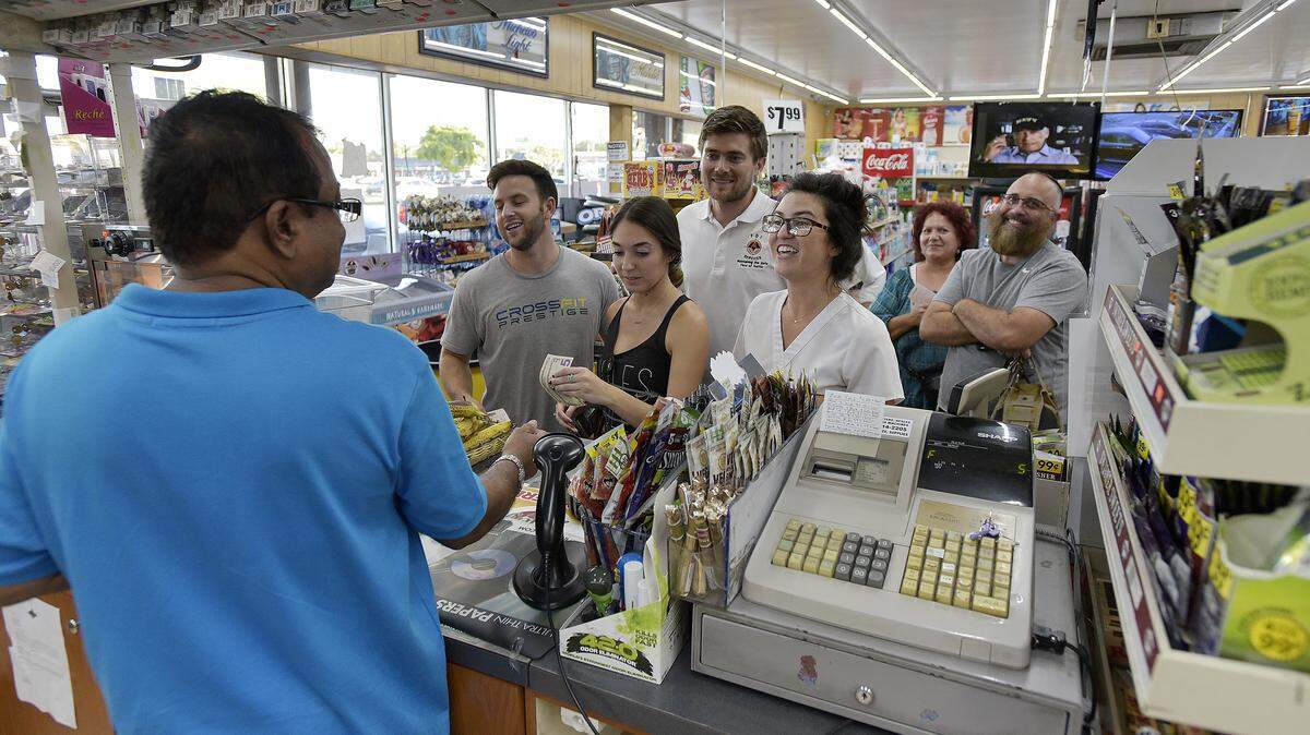 La fila para comprar billetes del Mega Millions en una tienda de comestibles en Hollywood, Florida, el viernes 19 de octubre. El premio gordo subió a $1,600 millones.