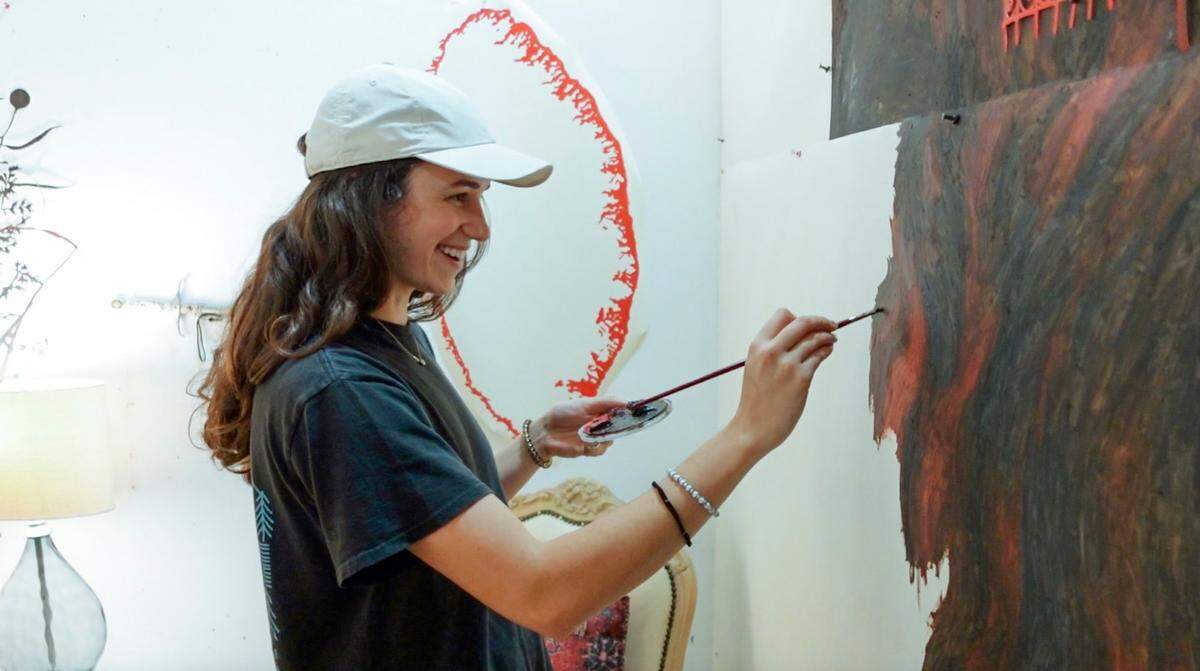 En su estudio, la artista Hanna Banciella sigue explorando la intersección entre la cerámica, el dibujo y la pintura.