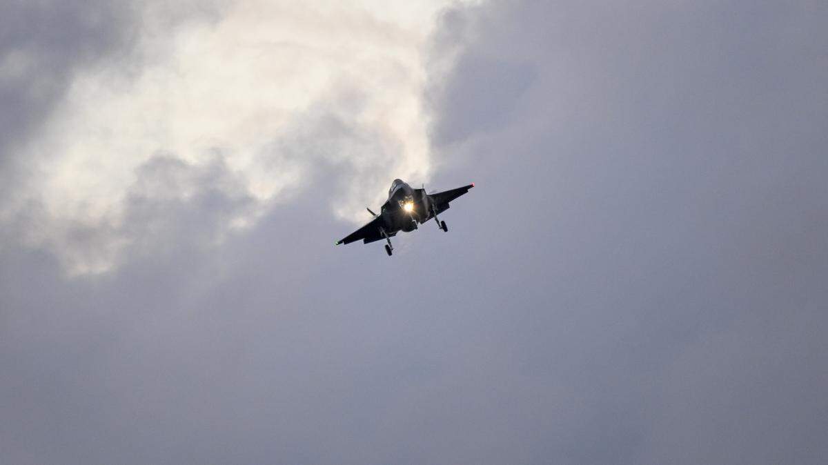 Un avión F-35B de los Marines de EEUU se prepara para aterrizar en el Aeropuerto José Aponte de la Torre el 13 de septiembre de 2025, en Ceiba, Puerto Rico.