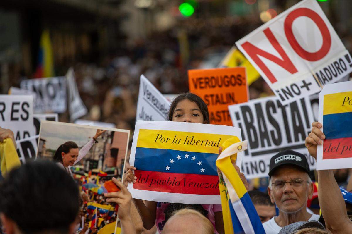 En esta foto del 16 de agosto de 2024, cientos de venezolanos protestan contra la cuestionada reelección del gobernante Nicolás Maduro en la Puerta del Sol, Madrid.