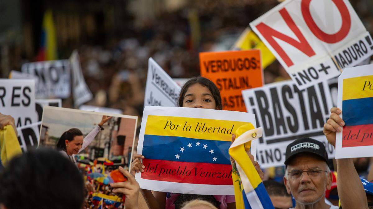 En esta foto del 16 de agosto de 2024, cientos de venezolanos protestan contra la cuestionada reelección del gobernante Nicolás Maduro en la Puerta del Sol, Madrid.