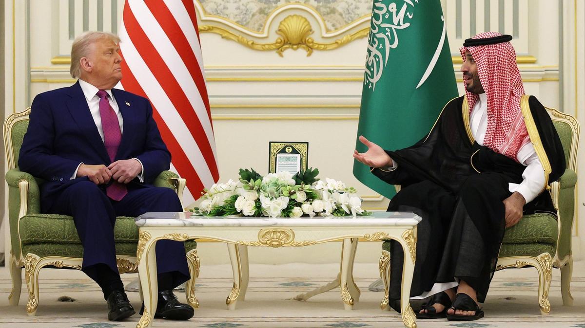 El presidente estadounidense Donald Trump y el príncipe heredero saudí Mohammed bin Salman asisten a una reunión bilateral en la Corte Real Saudí el 13 de mayo de 2025 en Riad, Arabia Saudita. Trump inicia una gira multinacional por la región del Golfo Pérsico centrada en ampliar los lazos económicos y reforzar la cooperación en materia de seguridad con aliados clave de Estados Unidos.