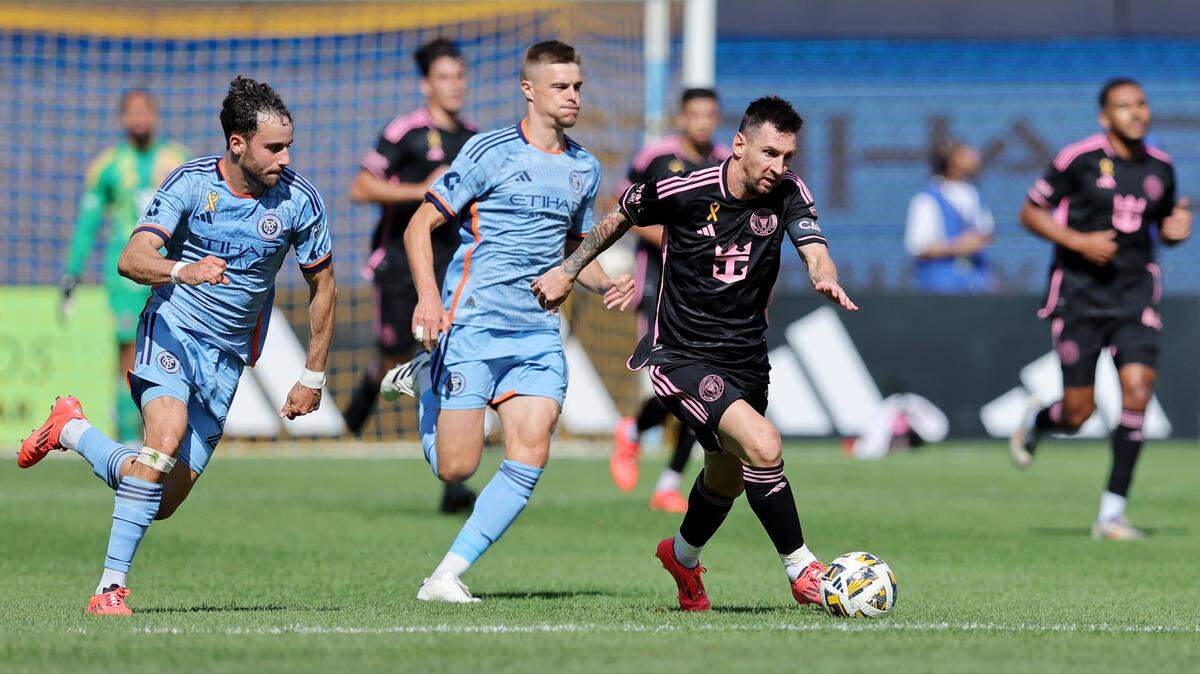 El delantero del Inter Miami CF Lionel Messi conduce el balón contra el New York City FC en el Yankee Stadium, en el partido celebrado el 21 de septiembre de 2024 en Nueva York.