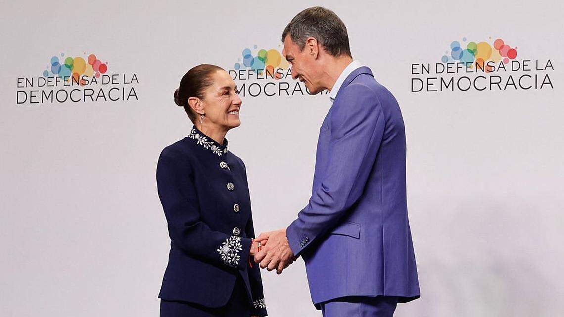 La presidenta de México, Claudia Sheinbaum, saluda al presidente del Gobierno de España, Pedro Sánchez, en el Encuentro en Defensa de la Democracia, una reunión de líderes de izquierda que busca movilizarse contra la amenaza que la extrema derecha representa para la democracia, celebrada en Barcelona el 18 de abril de 2026.
