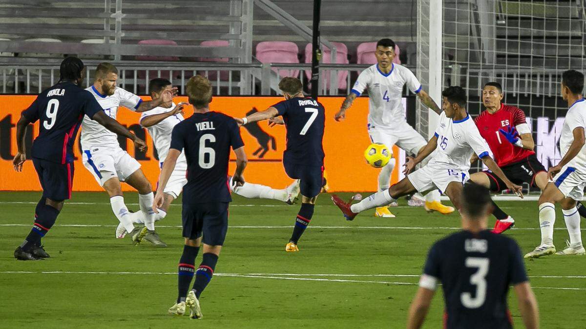 El estadounidense Paul Arriola (7) marca un gol contra El Salvador en un amistoso del equipo nacional de Estados Unidos contra la selección de El Salvador, el miércoles 9 de diciembre de 2020 en el estadio del InterMiami en Fort Lauderdale.