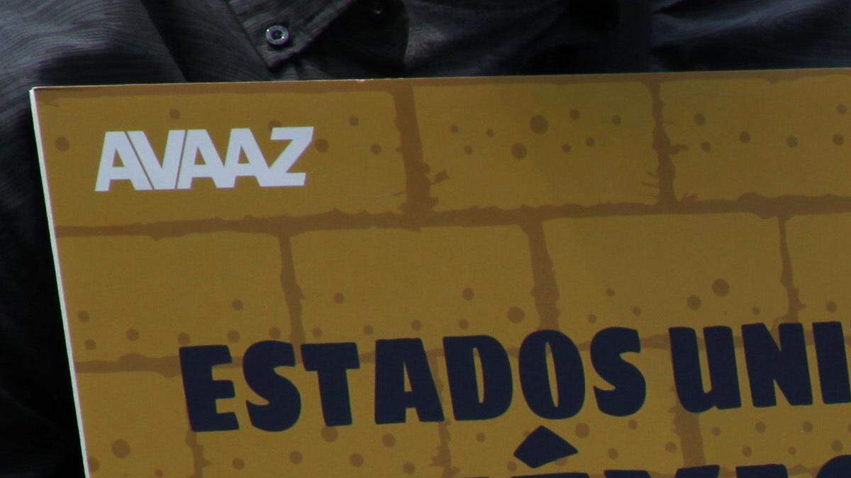 Una multitud de estadounidenses se congregan para reunir votos en contra de Donald Trump en ciudad de México el 25 de septiembre de 2016.