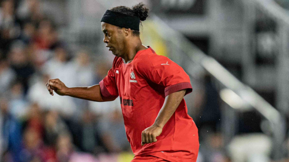 Ronaldinho estuvo al frente del equipo Samba que perdió 2-1 ante el Tango de Gonzalo Higuaín, en el partido de leyendas de la Conmebol celebrado el 5 de diciembre de 2023 en el DRV PNK Stadium de Fort Lauderdale, Florida.