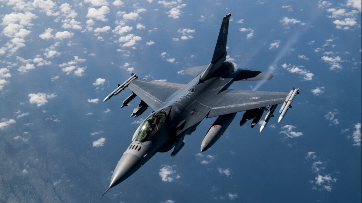 Un avión F-16 dejó caer un tanque de gasolina de 300 libras en un vecindario de la Florida, dijo la Base Eglin de la Fuerza Aérea.