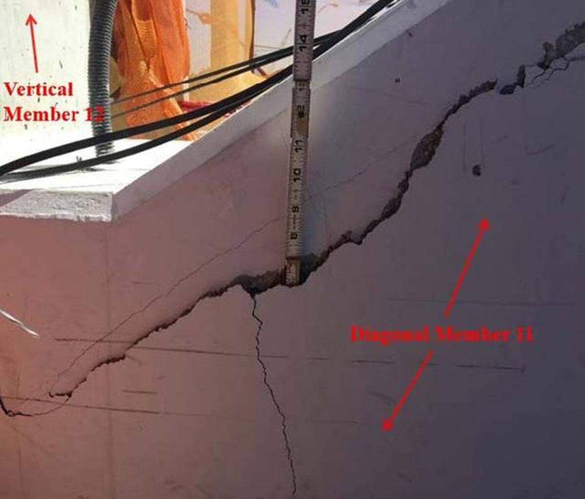 Dos días antes del colapso del puente de FIU, esta foto mostraba una grieta en la parte inferior de la estructura de soporte en diagonal número 11.
