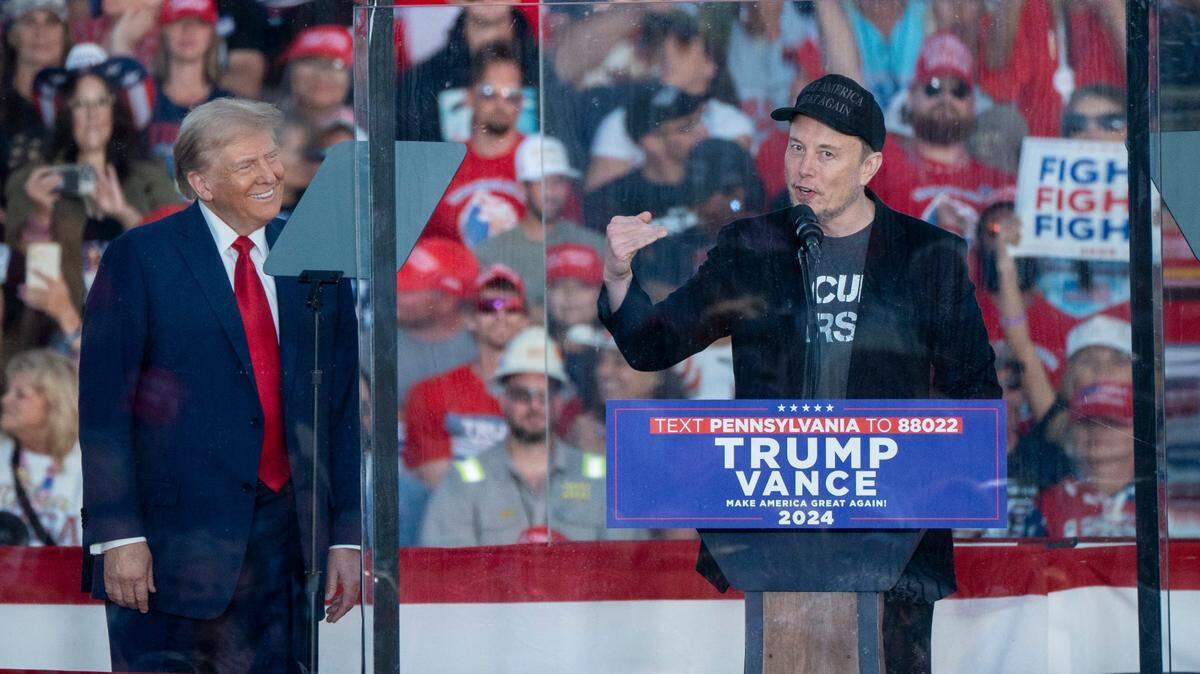 El máximo beneficiado del triunfo de Donald Trump en las elecciones de Estados Unidos fue el consejero delegado (CEO) de Tesla y X, Elon Musk (der.), cuya fortuna subió $260,500 millones hasta los $290,000 millones, el miércoles.