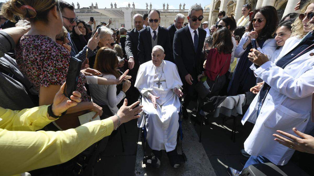 El papa Francisco asista a una misa en la Plaza de San Pedro, en Ciudad del Vaticano, el domingo 6 de abril de 2025.