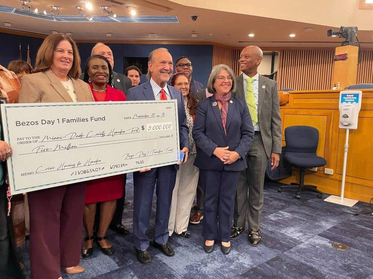 Jeff Bezos, fundador de Amazon, aportó su granito de arena para tratar de aliviar la actual crisis de viviendas que atraviesa el Condado Miami-Dade con una donación de $5 millones al Homeless Trust.