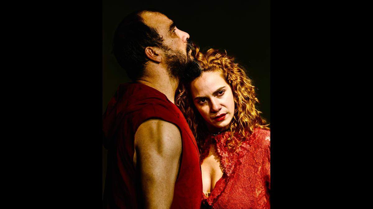 Hosni García y Rachel Cruz protagonizan ‘Desnudos en el bosque’.