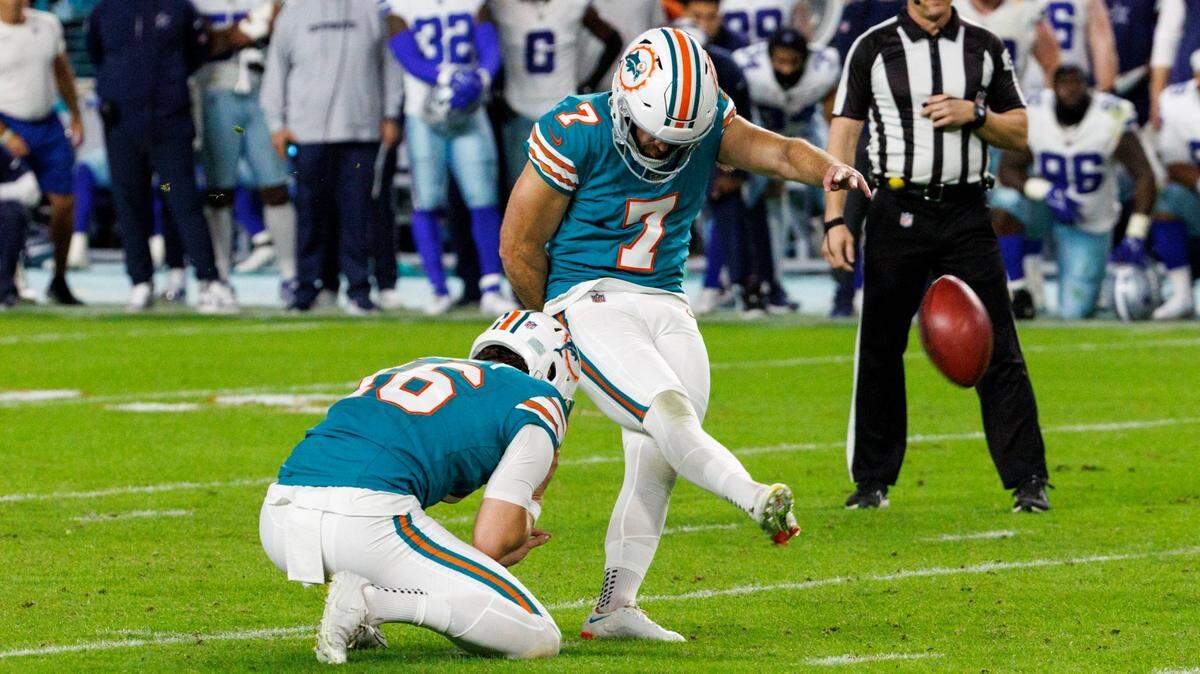 El kicker de los Dolphins Jason Sanders patea el gol de campo que le dio el triunfo a su equipo ante los Cowboys de Dallas, en el partido celebrado el 24 de diciembre de 2023 en Miami Gardens, Florida.