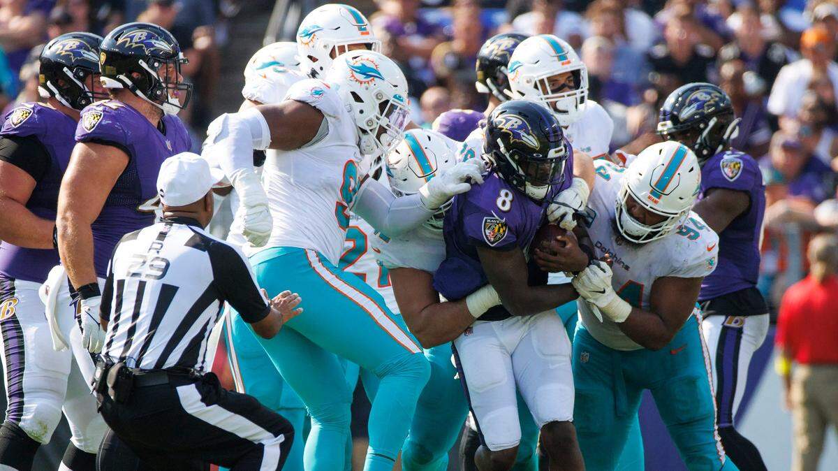 La defensa de los Dolphins trata de detener al quarterback de los Ravens Lamar Jackson, en el último cuarto del partido celebrado el 18 de septiembre de 2022 en Baltimore.