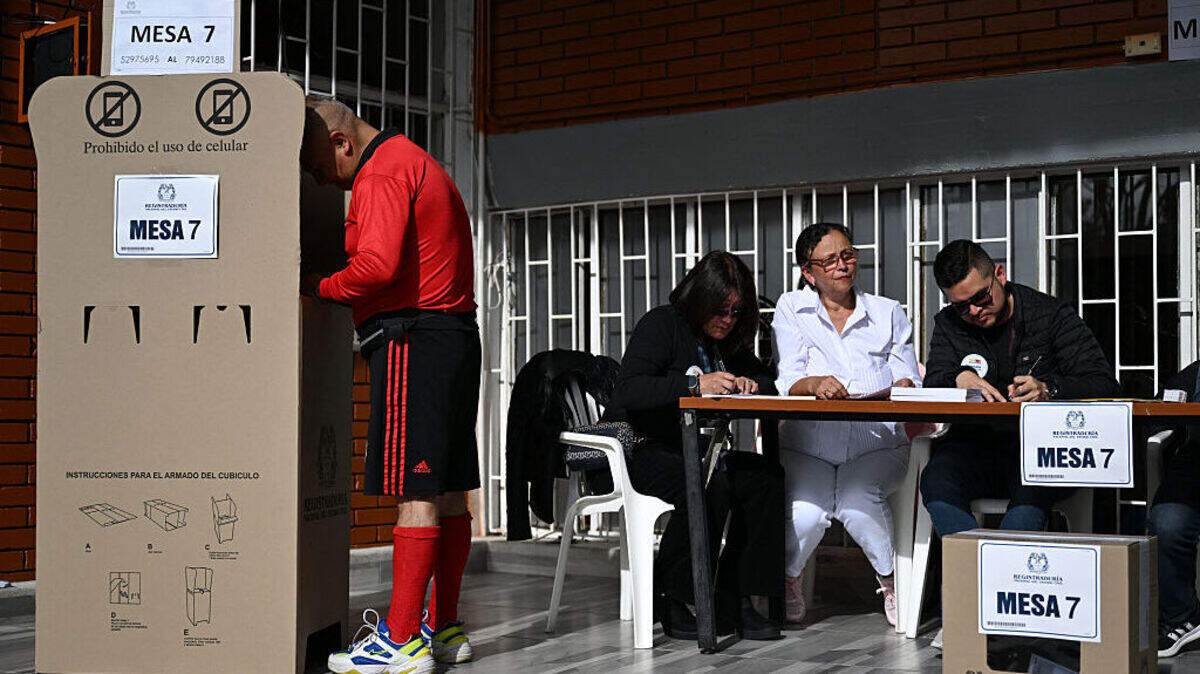 Un hombre vota en un centro electoral durante la segunda vuelta de las elecciones presidenciales en Bogotá, el domingo 21 de junio de 2026. Los colombianos acuden a las urnas para elegir un nuevo presidente —entre un abogado de extrema derecha respaldado por la Casa Blanca y un senador de izquierda—, decisión que determinará el destino del tambaleante proceso de paz del país y de sus tensas relaciones con Washington.
