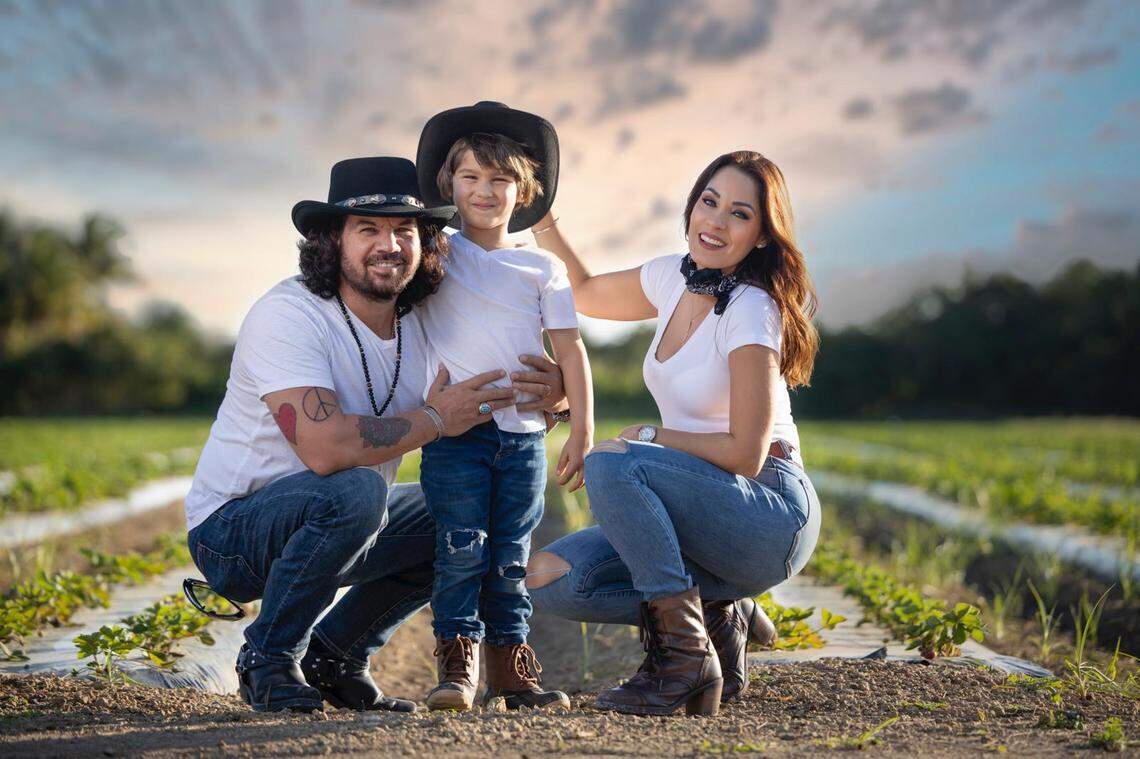 Yory junto a su marido, Osamu Menéndez y su hijo, Oliver.