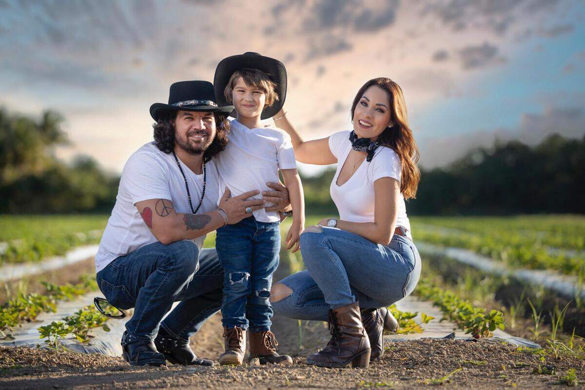 Yory junto a su marido, Osamu Menéndez y su hijo, Oliver.