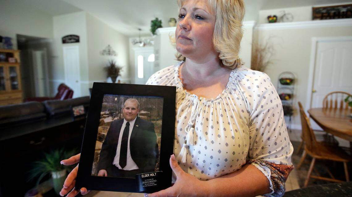 Laurie Holt muestra un foto de su hijo Joshua Holt, en su casa en Riverton, Utah, en julio del 2016, poco después de que Joshua fuese arrestado en Caracas.