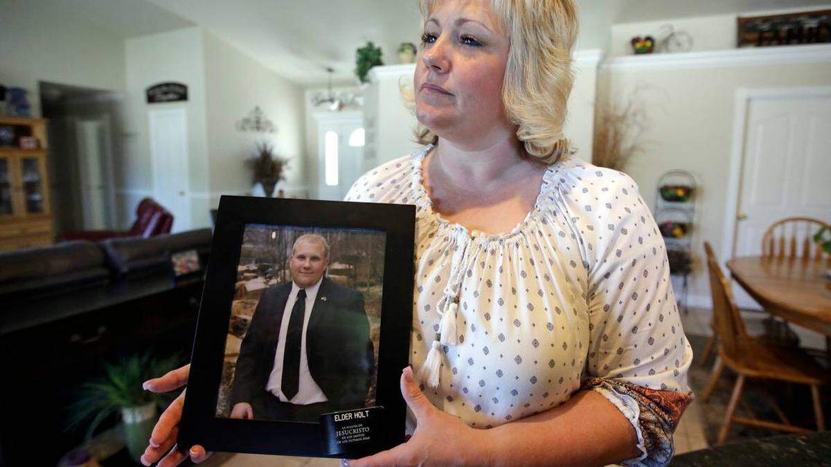 Laurie Holt muestra un foto de su hijo Joshua Holt, en su casa en Riverton, Utah, en julio del 2016, poco después de que Joshua fuese arrestado en Caracas.