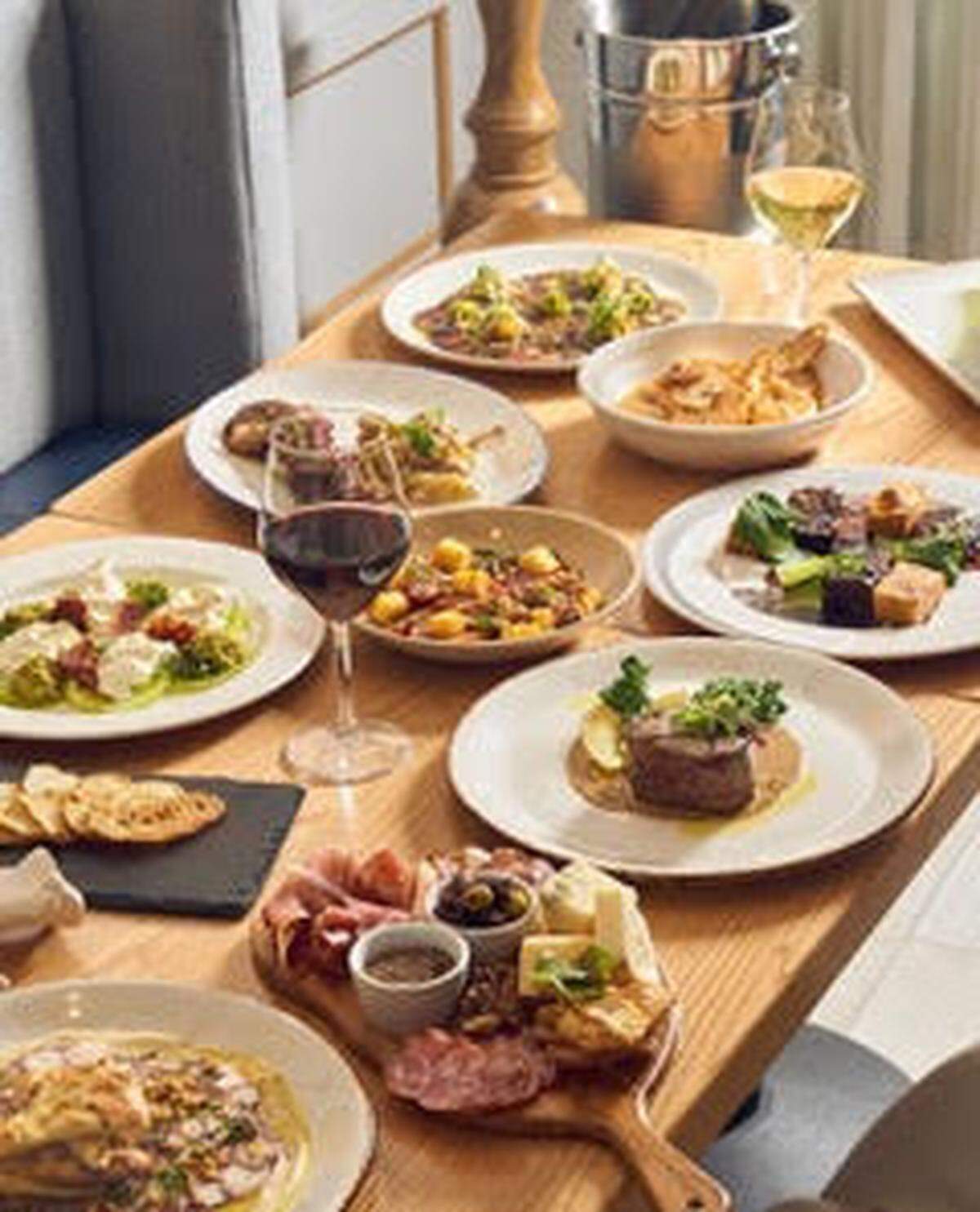 Casa Mariano es un restaurante inspirado en la cocina mediterránea que refleja el estilo de cocina del chef ejecutivo-propietario Mariano Araya.