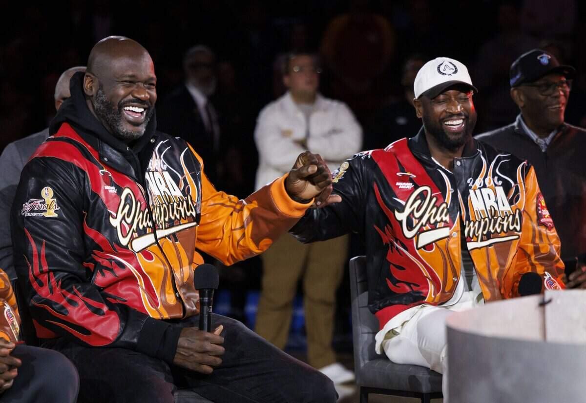 Shaquille O'Neal (izq.) y Dwyane Wade comparten durante la ceremonia donde se le rindió homenaje al equipo que ganó el primer título del Heat en 2006, celebrado el 3 de febrero de 2026 en el Kaseya Center en Miami.