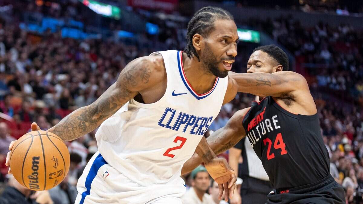 El jugador de los Clippers de Los Angeles Kawhi Leonard entra al aro ante la marca de Haywood Highsmith, del Heat, en el partido celebrado el 4 de febrero dwe 2024 en Miami.
