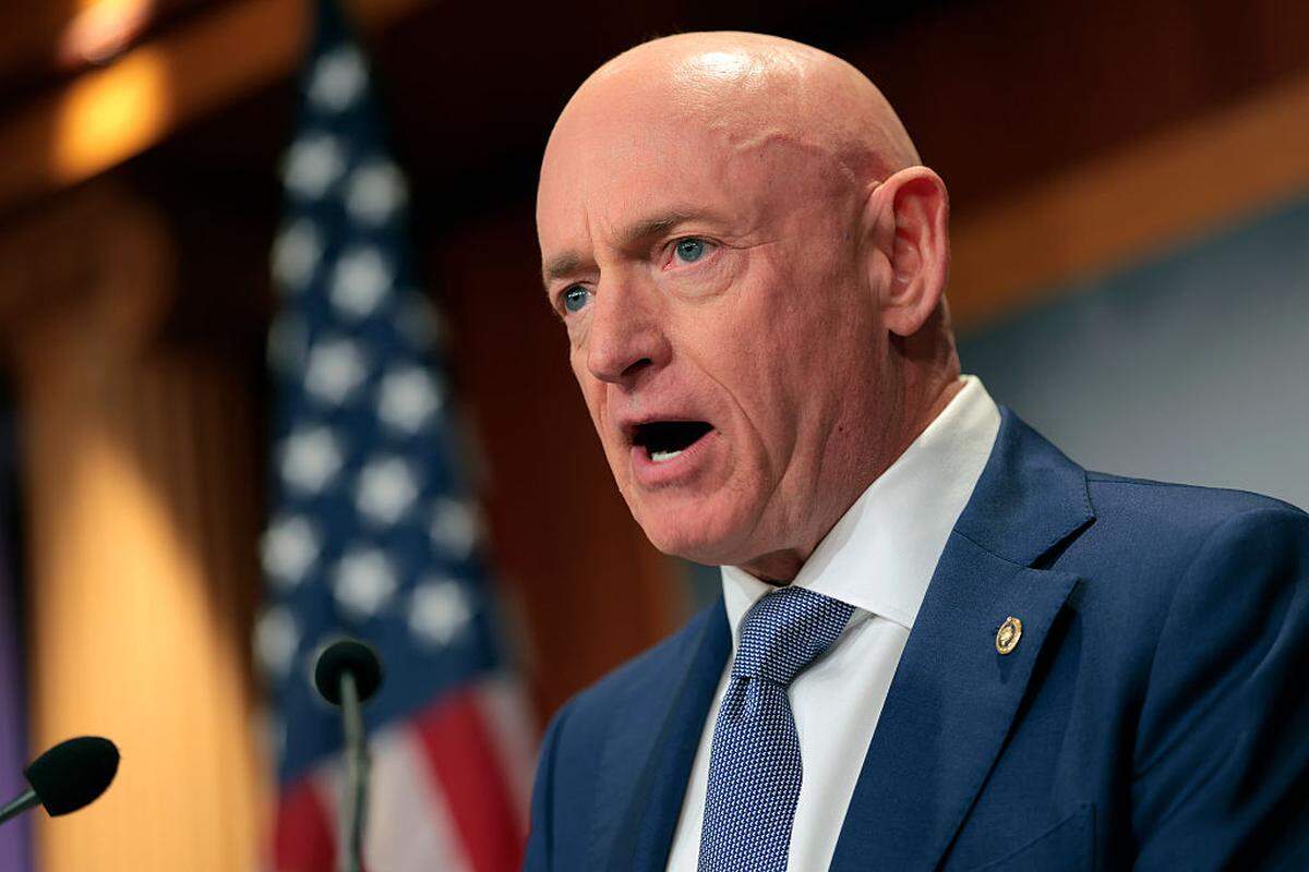 El senador estadounidense Mark Kelly (demócrata de Arizona) habla sobre la fallida acusación del gran jurado en su contra durante una conferencia de prensa en el Capitolio de EEUU, el miércoles 11 de febrero de 2026 en Washington, DC.