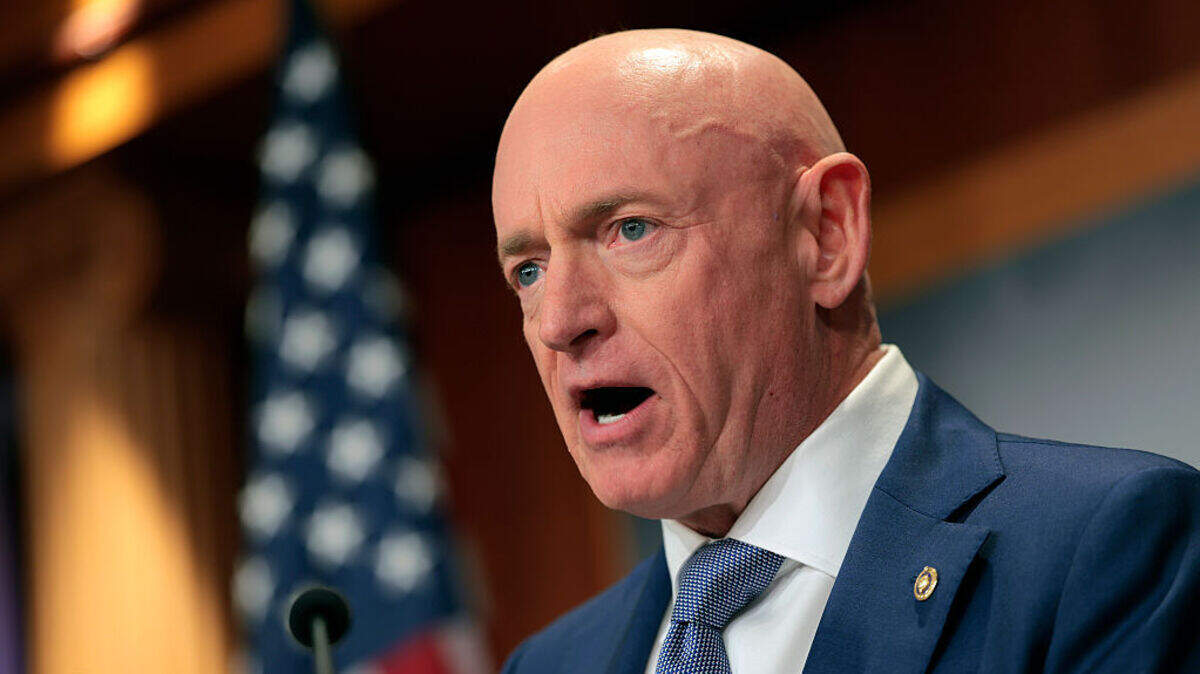 El senador estadounidense Mark Kelly (demócrata de Arizona) habla sobre la fallida acusación del gran jurado en su contra durante una conferencia de prensa en el Capitolio de EEUU, el miércoles 11 de febrero de 2026 en Washington, DC.
